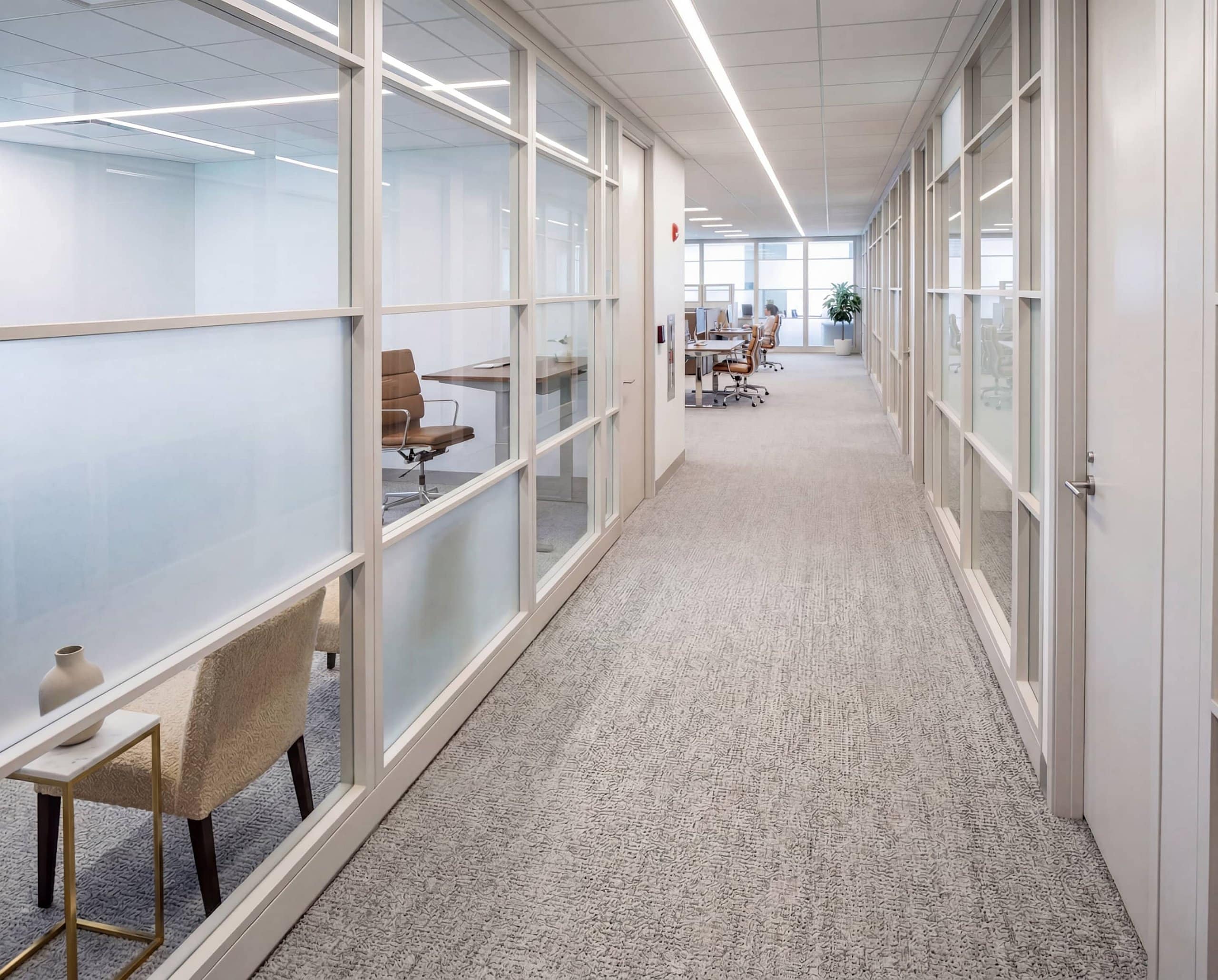 Corridor with segmented floor to ceiling glass demountable walls | Transwall ZWALL